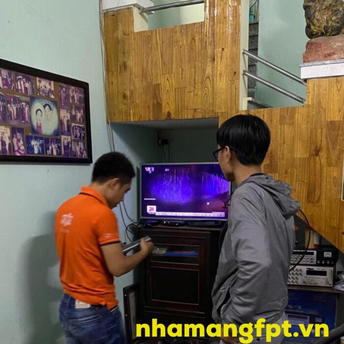 Kỹ thuật viên FPT đang tiến hành cài đặt mạng internet tại nhà khách hàng. Kỹ thuật viên FPT đang tiến hành cài đặt mạng internet tại nhà khách hàng.