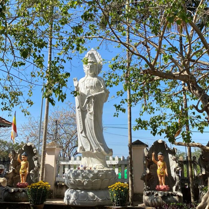 Bên ngoài chùa Bửu Minh là kiến trúc kiểu Nhật và Đài Loan với nhiều tượng Phật.