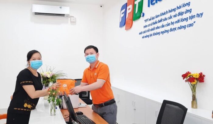 Hướng dẫn khách hàng làm thủ tục đăng ký mạng FPT tại chi nhánh Bảo Lộc.