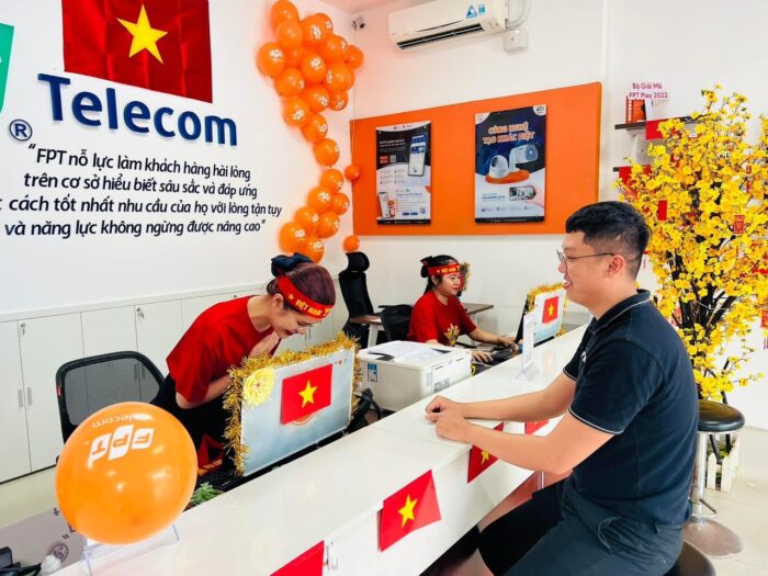 Hỗ trợ khách hàng thu cước FPT tại văn phòng Huyện Bàu Bàng.