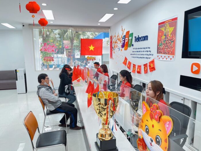 Hỗ trợ khách hàng thu cước mạng FPT ở chi nhánh FPT Long Thành.